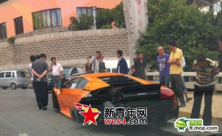 Lamborghini Murcielago SV against Bus in China ...