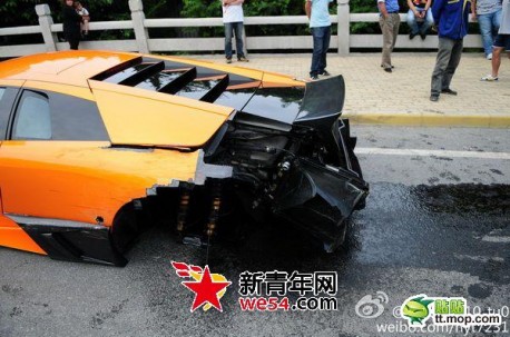 Lamborghini Murcielago SV against Bus in China ...