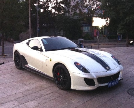 Today we have a very beautiful Ferrari 599 GTO I found it standing in front