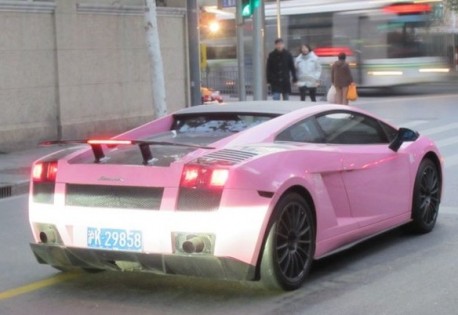 Earlier on we saw a pink Porsche Cayman a pink Ferrari California 