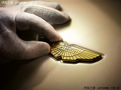 Handmade 24K goldplated Aston Martin logos on the engine cover 