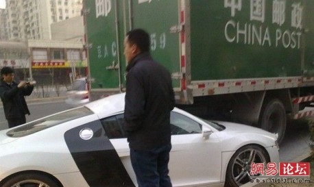 An Audi R8 sportsmachine crashed in the back of a mail truck from China Post