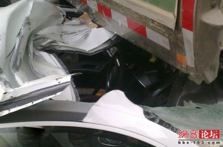 An Audi R8 sportsmachine crashed in the back of a mail truck from China Post