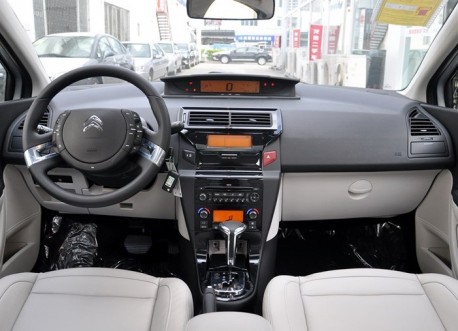 New Citroen C4 sedan Much progress in the interior with chrome decorations