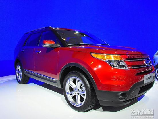 old 2006 Ford Transit and the new Ford Transit for the Chinese market