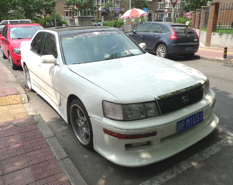 Spotted in China Lexus LS400 with a mighty body kit
