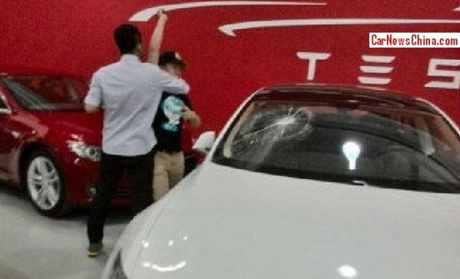 New Tesla owner smashes brand new Tesla in China