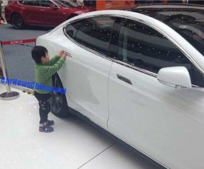 tesla-shopping-mall-crash-china-4