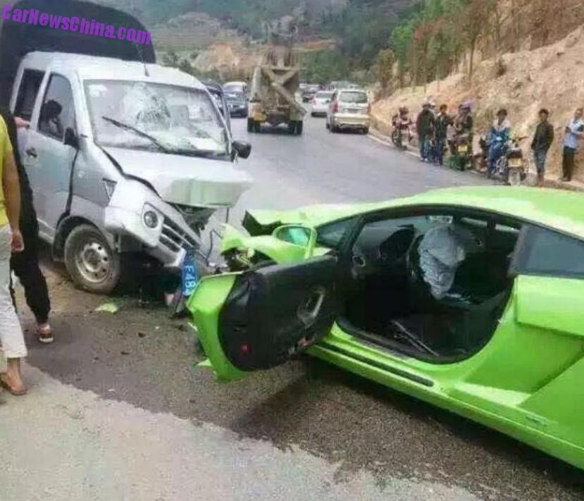 Lamborghini Gallardo hits a mini pickup truck in China ...